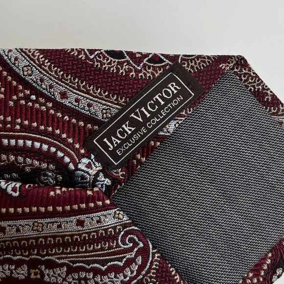 Jack Victor Men’s gray and red Paisley 100% silk tie - Picture 4 of 7
